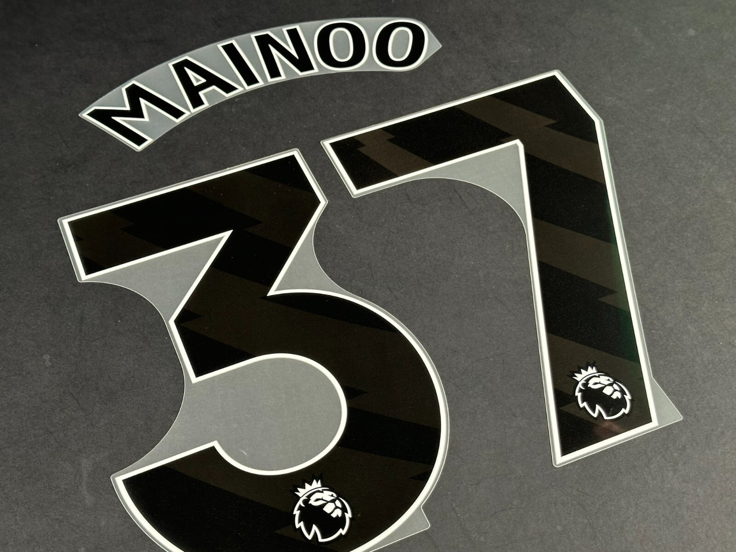 MAN UNITED 2025 2026 MAINOO 37 OFFICIAL AVERY DENNISON BLACK PLAYER SIZE NAMESET