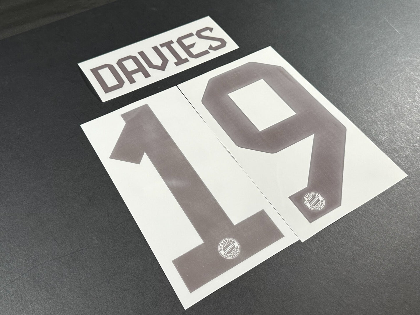 2024 2025 OFFICIAL BAYERN MUNICH DAVIES 19 HOME DARK RED PLAYER SIZE NAMESET