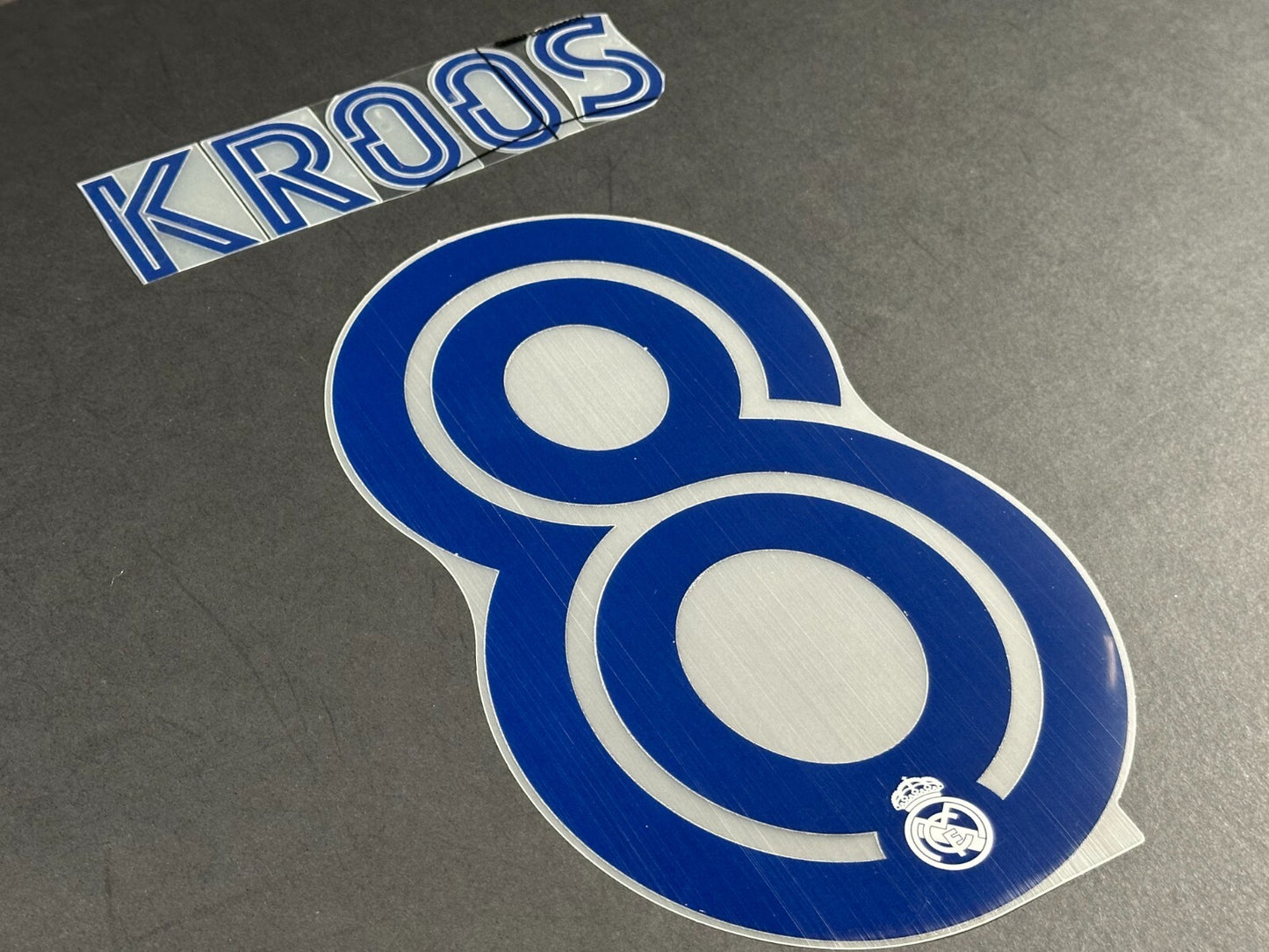 2020 - 2021 AVERY DENNISON REAL MADRID KROOS 8 HOME PLAYER SIZE NAME SET