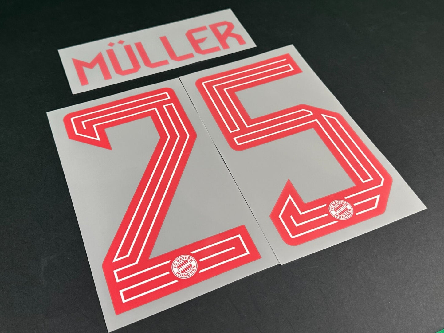 2023 2024 OFFICIAL BAYERN MUNICH MULLER 25 HOME RED PLAYER SIZE NAMESET