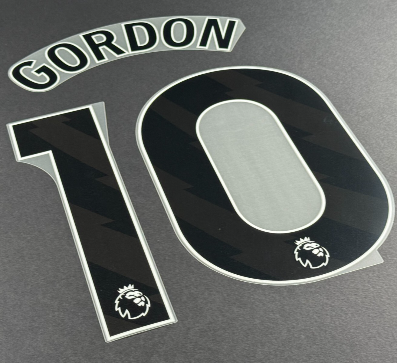 NEWCASTLE 2025 2026 GORDON 10 OFFICIAL AVERY DENNISON BLACK PLAYER SIZE NAME SET