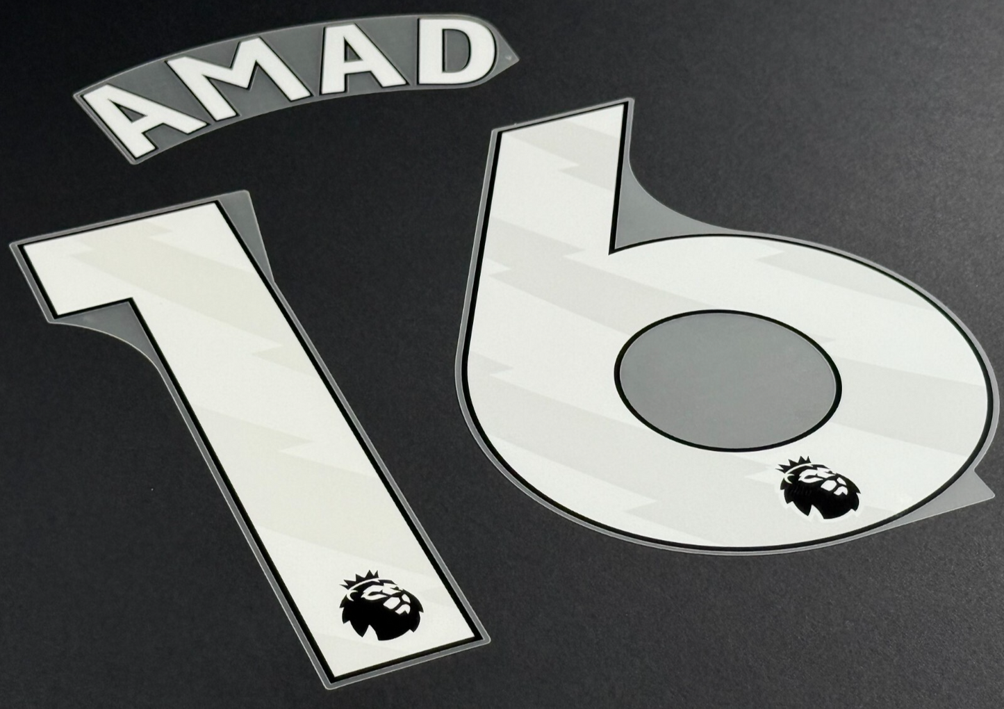 MAN UTD 2025 2026 AMAD 16 OFFICIAL AVERY DENNISON WHITE PLAYER SIZE NAME SET