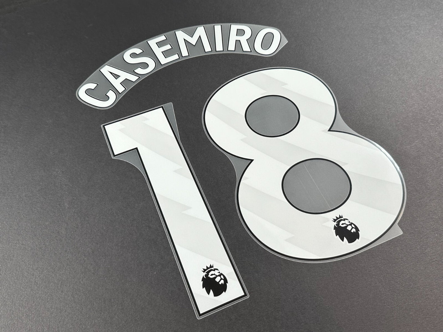 MAN UTD 2024 2025 CASEMIRO 18 OFFICIAL AVERY DENNISON WHITE PLAYER SIZE NAME SET