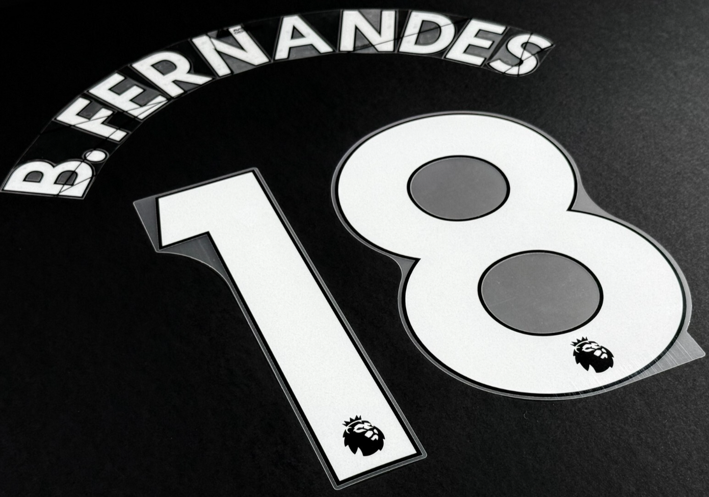 MAN UTD 19/23 B. FERNANDES 18 OFFICIAL AVERY DENNISON WHITE PLAYER SIZE NAME SET