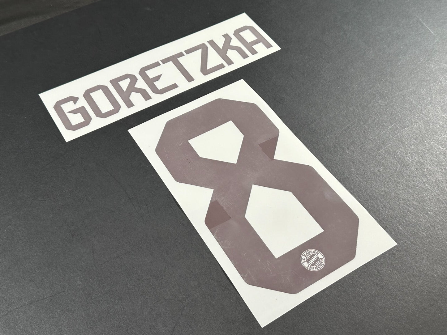 2024 2025 OFFICIAL BAYERN MUNICH GORETZKA 8 HOME DARK RED PLAYER SIZE NAMESET