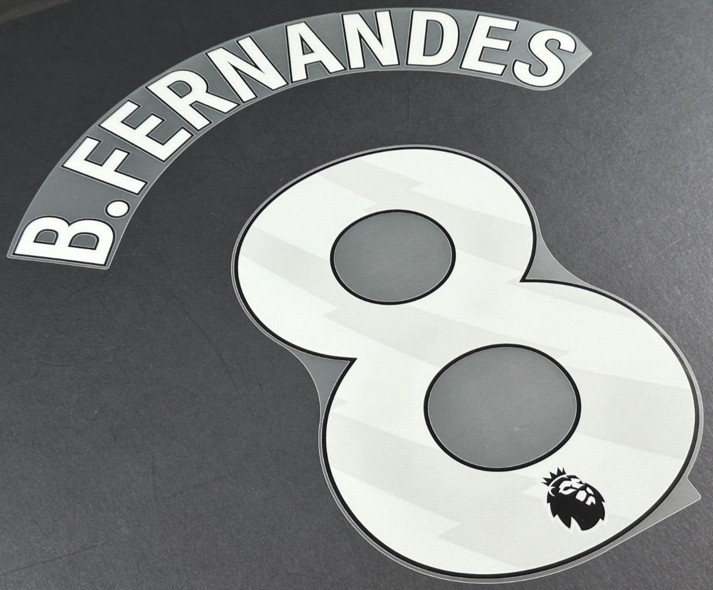 MAN UTD 2023 - 2025 B. FERNANDES 8 OFFICIAL AVERY DENNISON WHITE PLAYER SIZE SET
