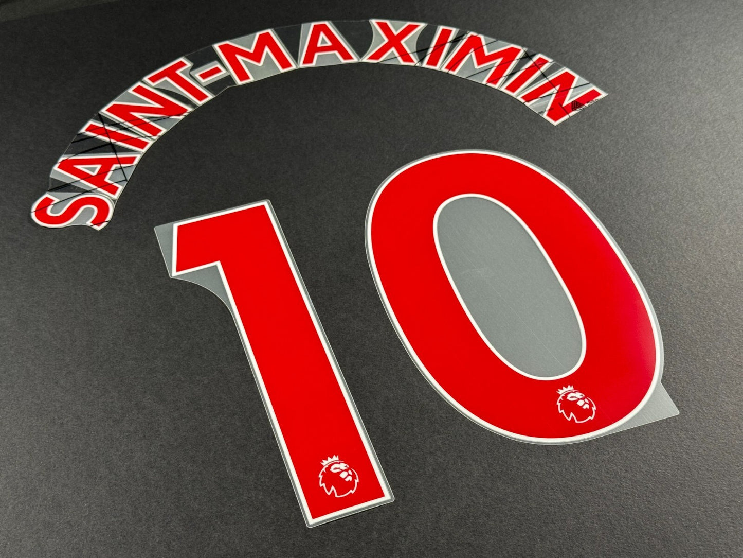 NEWCASTLE 2022-23 SAINT-MAXIMIN 10 AVERY DENNISON RED PLAYER SIZE NAME SET