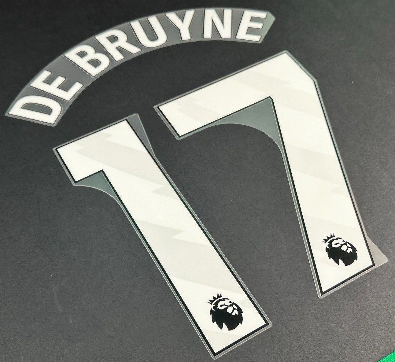 MAN CITY 2023/25 DE BRUYNE 17 OFFICIAL AVERY DENNISON WHITE PLAYER SIZE NAME SET