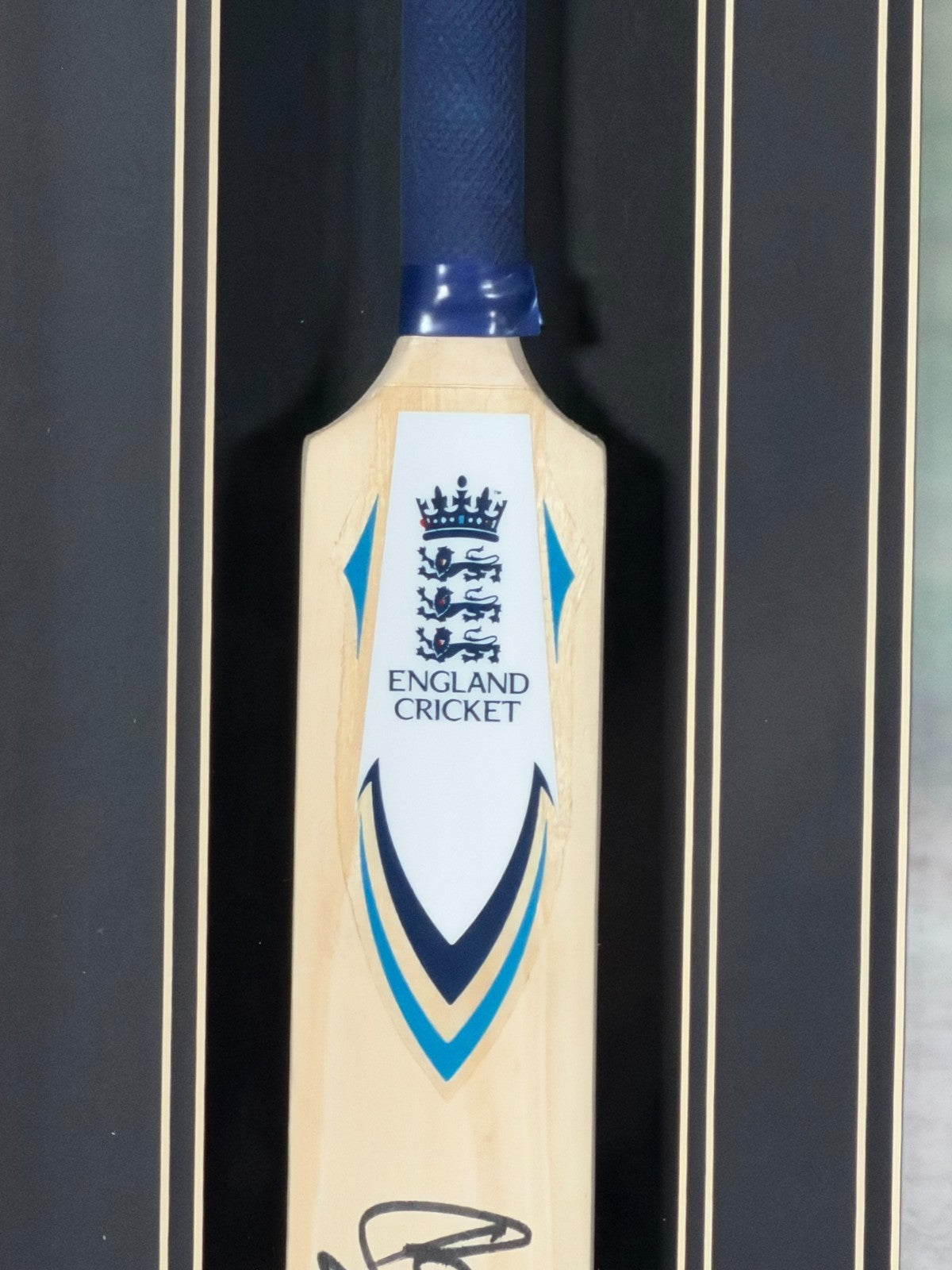 SIR IAN BOTHAM ENGLAND CRICKET SIGNED MEMORABILIA CRICKET BAT FRAMED WITH CoA