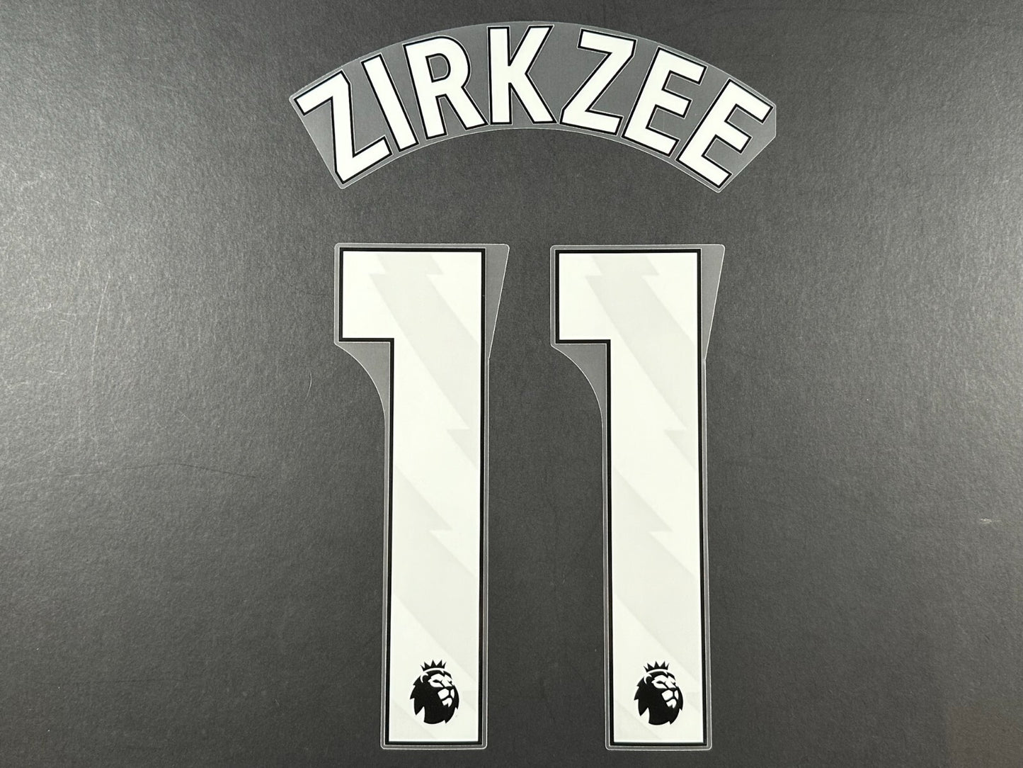 MAN UTD 2024  2025 HOJLUND 11 OFFICIAL AVERY DENNISON WHITE PLAYER SIZE NAME SET