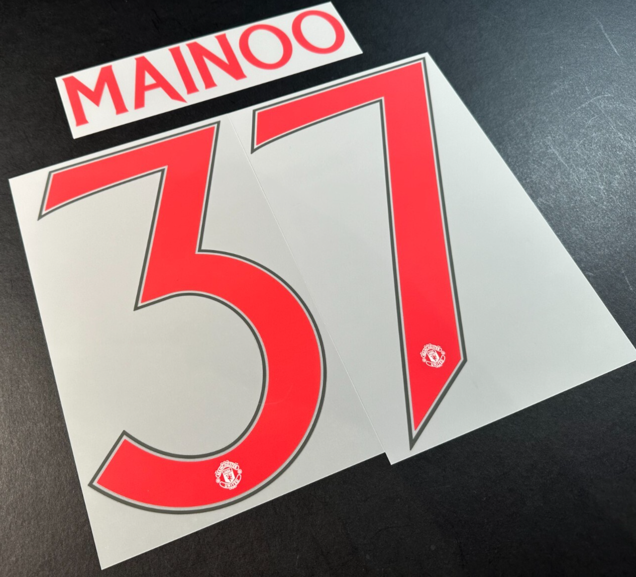 2024 2025 OFFICIAL MAN UNITED MAINOO 37 CUP PLAYER SIZE RED NAMESET