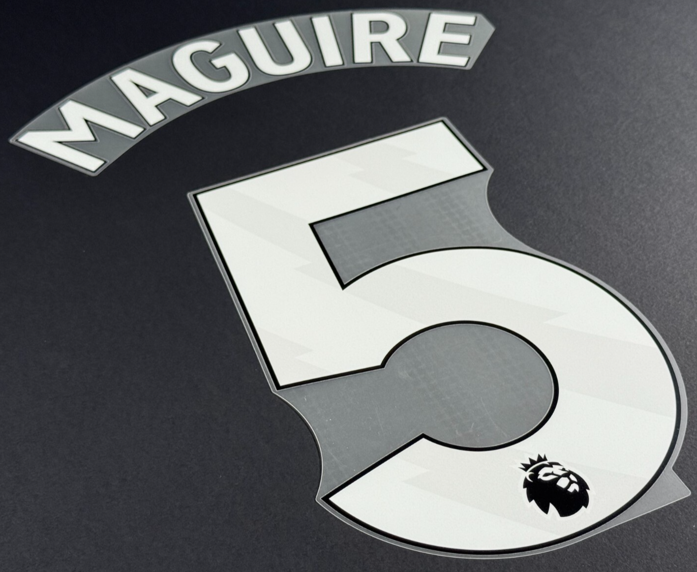 MAN UTD 2025 - 2026 MAGUIRE 5 OFFICIAL AVERY DENNISON WHITE PLAYER SIZE NAME SET