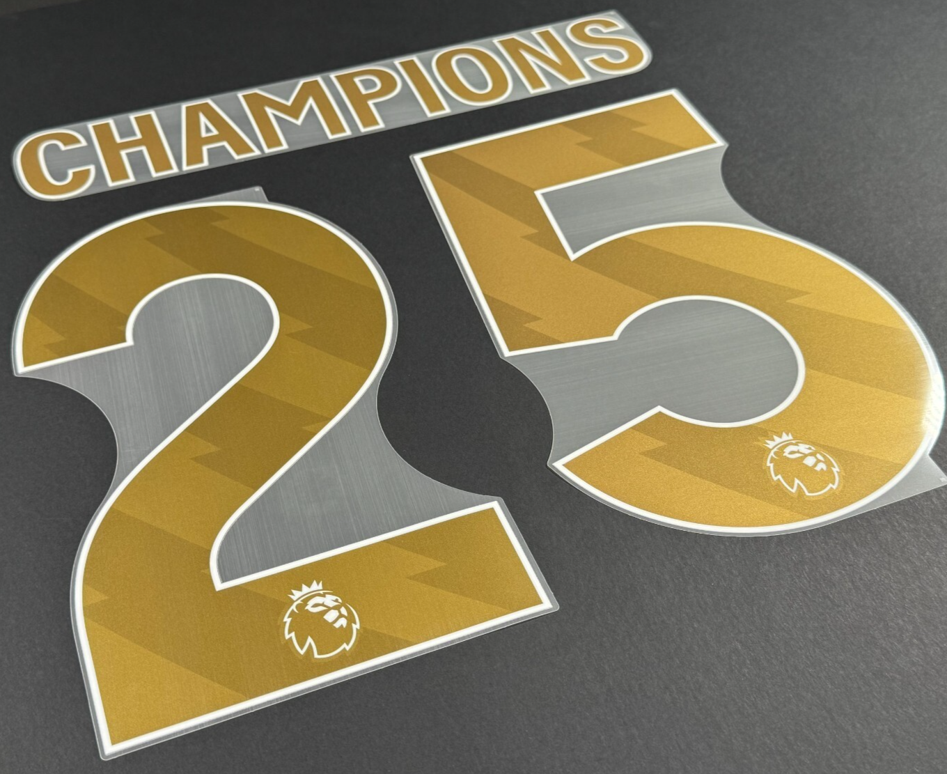 LIVERPOOL CHAMPIONS  25 OFFICIAL AVERY DENNISON GOLD PLAYER SIZE NAME SET