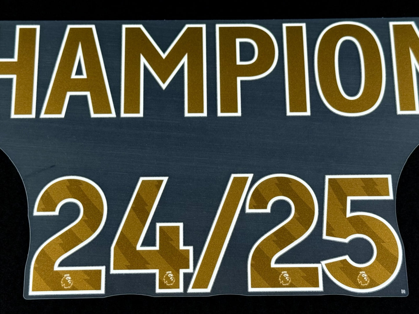 LIVERPOOL CHAMPIONS 24/25 + TROPHY + SLEEVE PATCHS GOLD OFFICIAL AVERY DENNISON