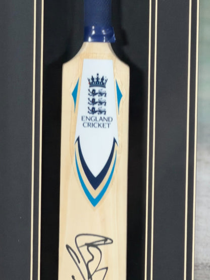 SIR IAN BOTHAM ENGLAND CRICKET SIGNED MEMORABILIA CRICKET BAT FRAMED WITH CoA
