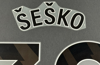 MAN UTD 2025  2026 SESKO 30 OFFICIAL AVERY DENNISON BLACK PLAYER SIZE SET