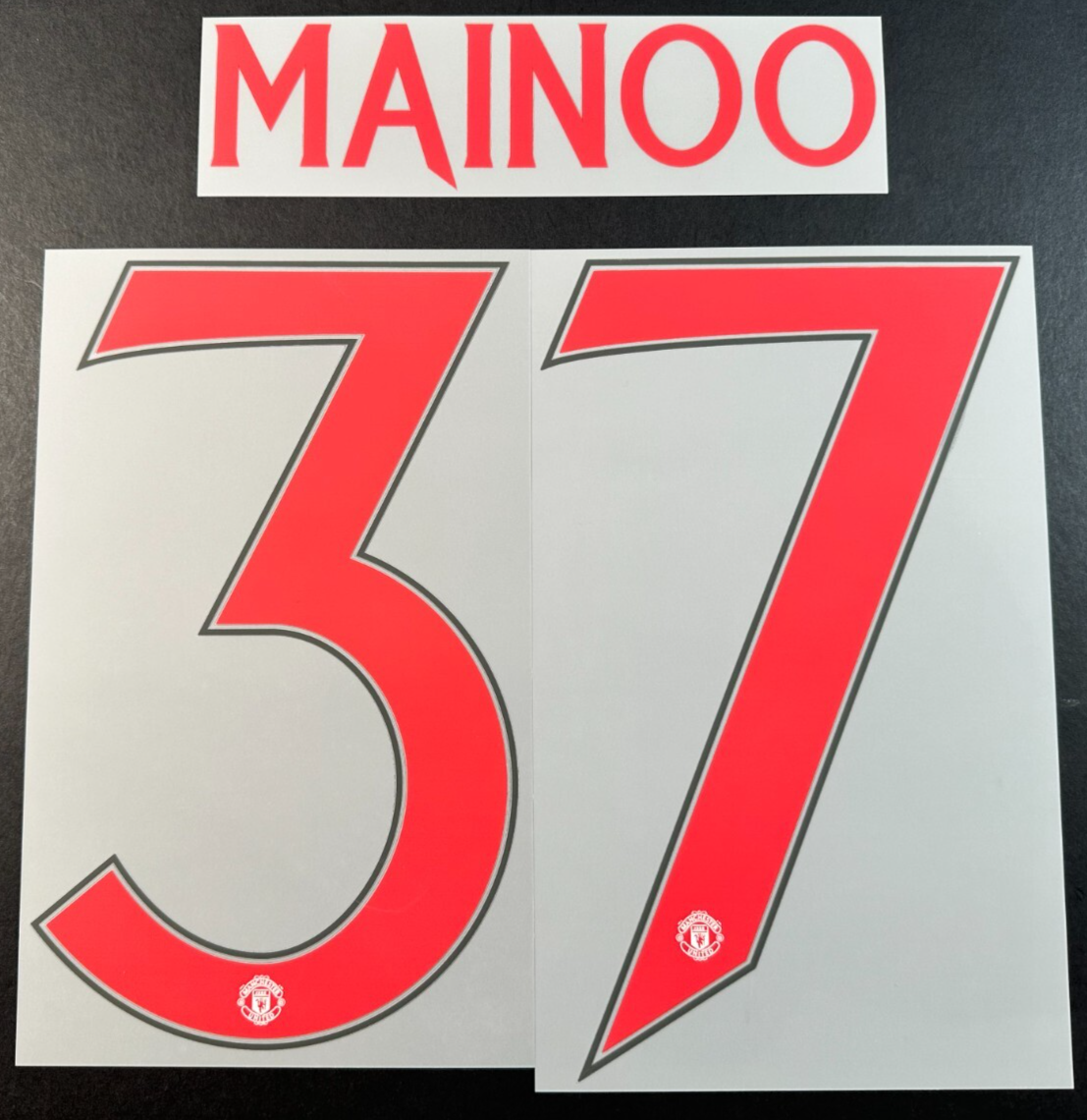 2024 2025 OFFICIAL MAN UNITED MAINOO 37 CUP PLAYER SIZE RED NAMESET