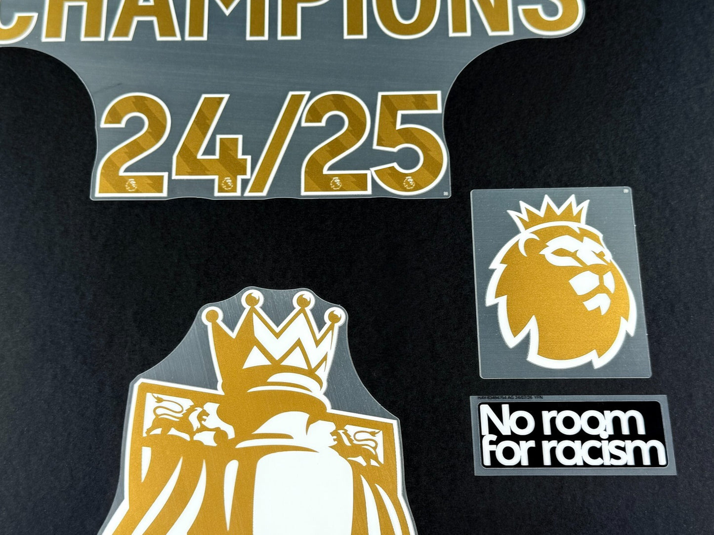 LIVERPOOL CHAMPIONS 24/25 + TROPHY + SLEEVE PATCHS GOLD OFFICIAL AVERY DENNISON