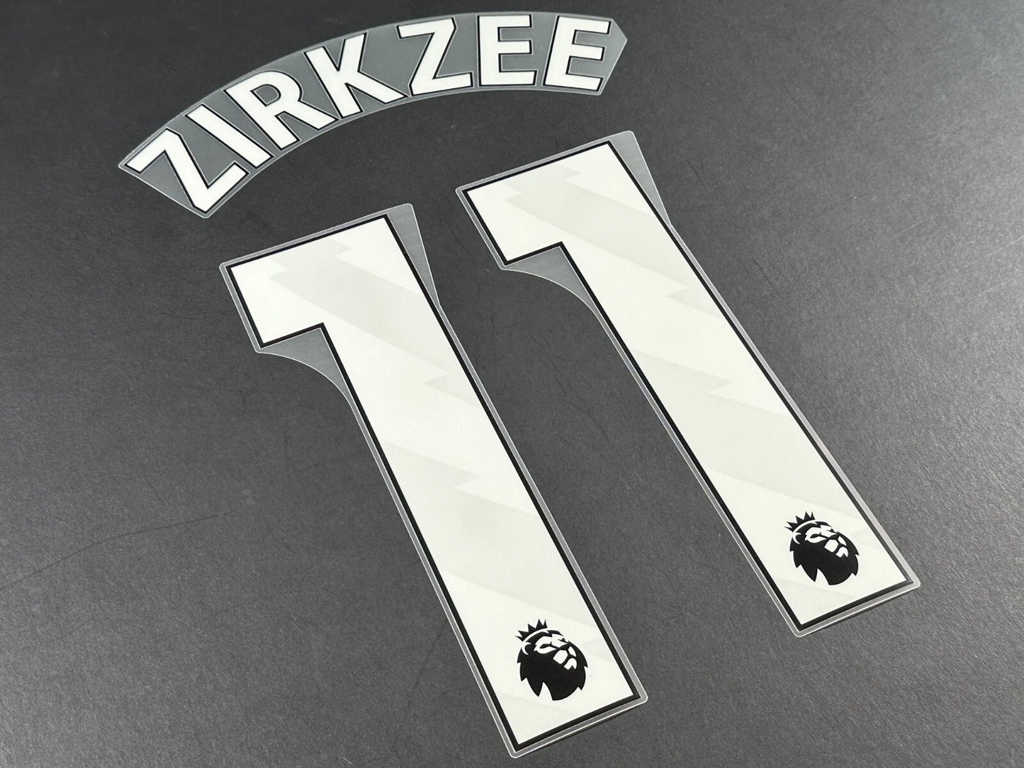 MAN UTD 2024  2025 HOJLUND 11 OFFICIAL AVERY DENNISON WHITE PLAYER SIZE NAME SET