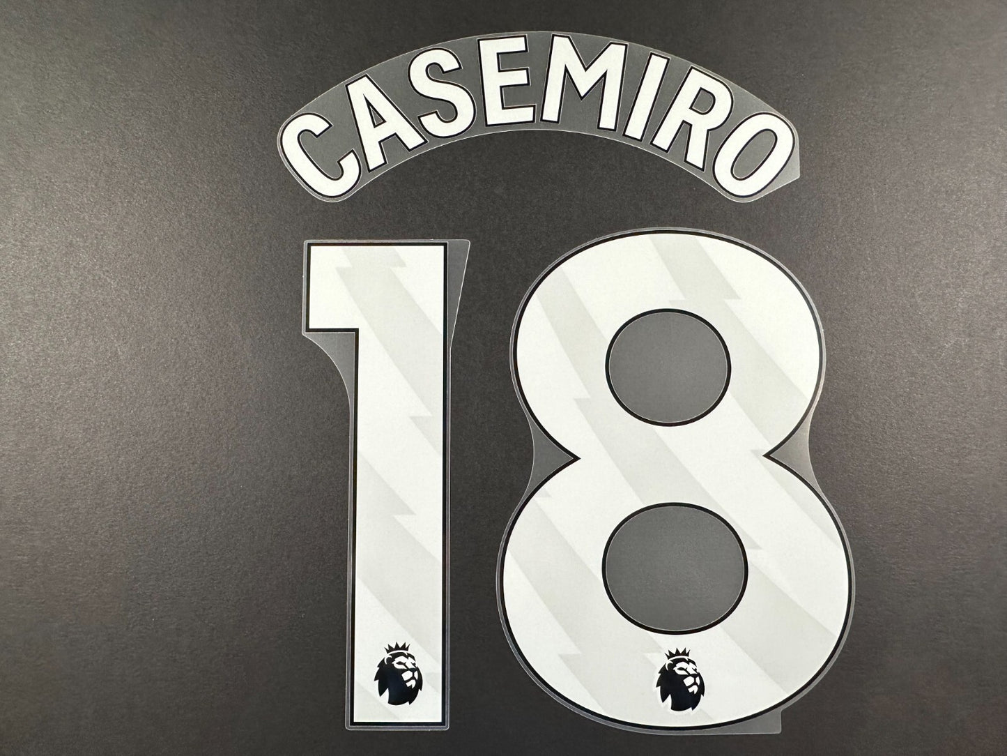 MAN UTD 2024 2025 CASEMIRO 18 OFFICIAL AVERY DENNISON WHITE PLAYER SIZE NAME SET