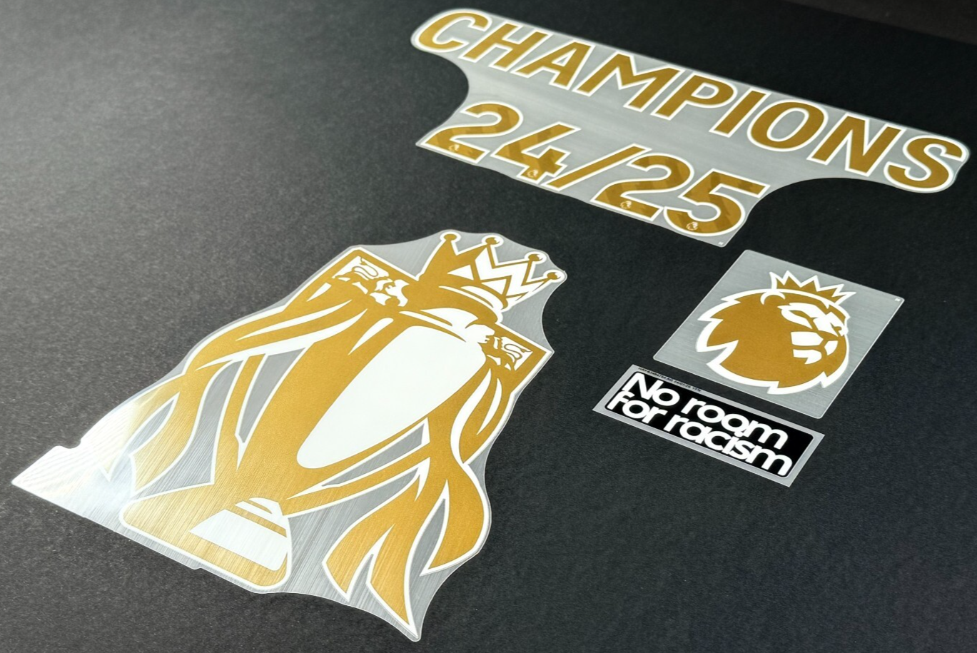 LIVERPOOL CHAMPIONS 24/25 + TROPHY + SLEEVE PATCHS GOLD OFFICIAL AVERY DENNISON