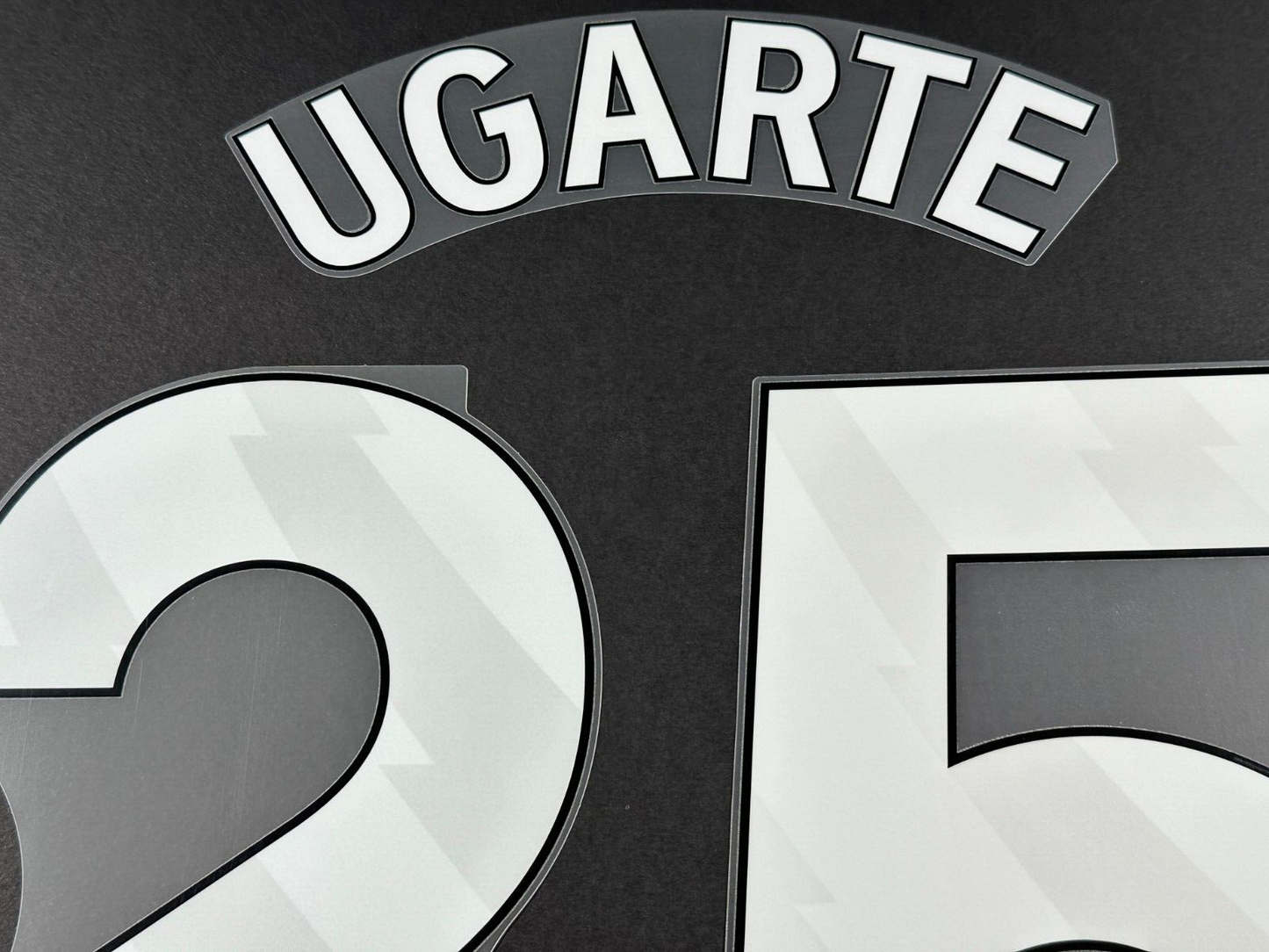 MAN UTD 23 - 25 UGARTE 25 OFFICIAL AVERY DENNISON WHITE PLAYER SIZE NAME SET