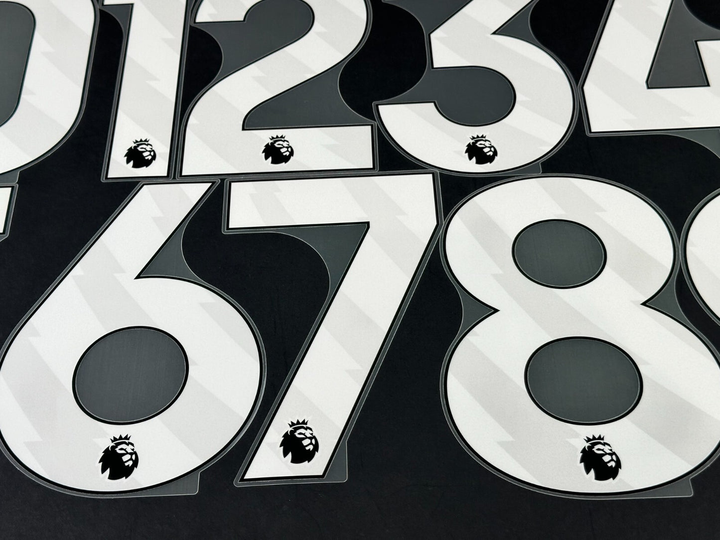 25 - 26 OFFICIAL AVERY DENNISON PREMIER LEAGUE WHITE PLAYER SIZE NUMBER 250MM