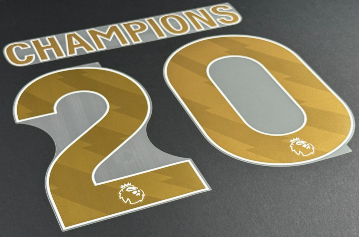 LIVERPOOL CHAMPIONS  20 OFFICIAL AVERY DENNISON GOLD PLAYER SIZE NAME SET