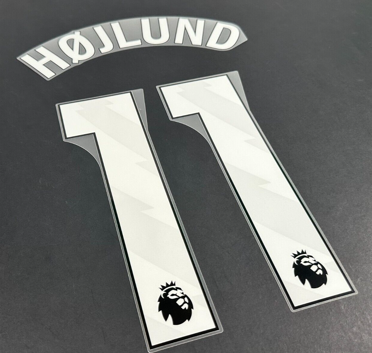 MAN UTD 2023  2024 HOJLUND 11 OFFICIAL AVERY DENNISON WHITE PLAYER SIZE NAME SET