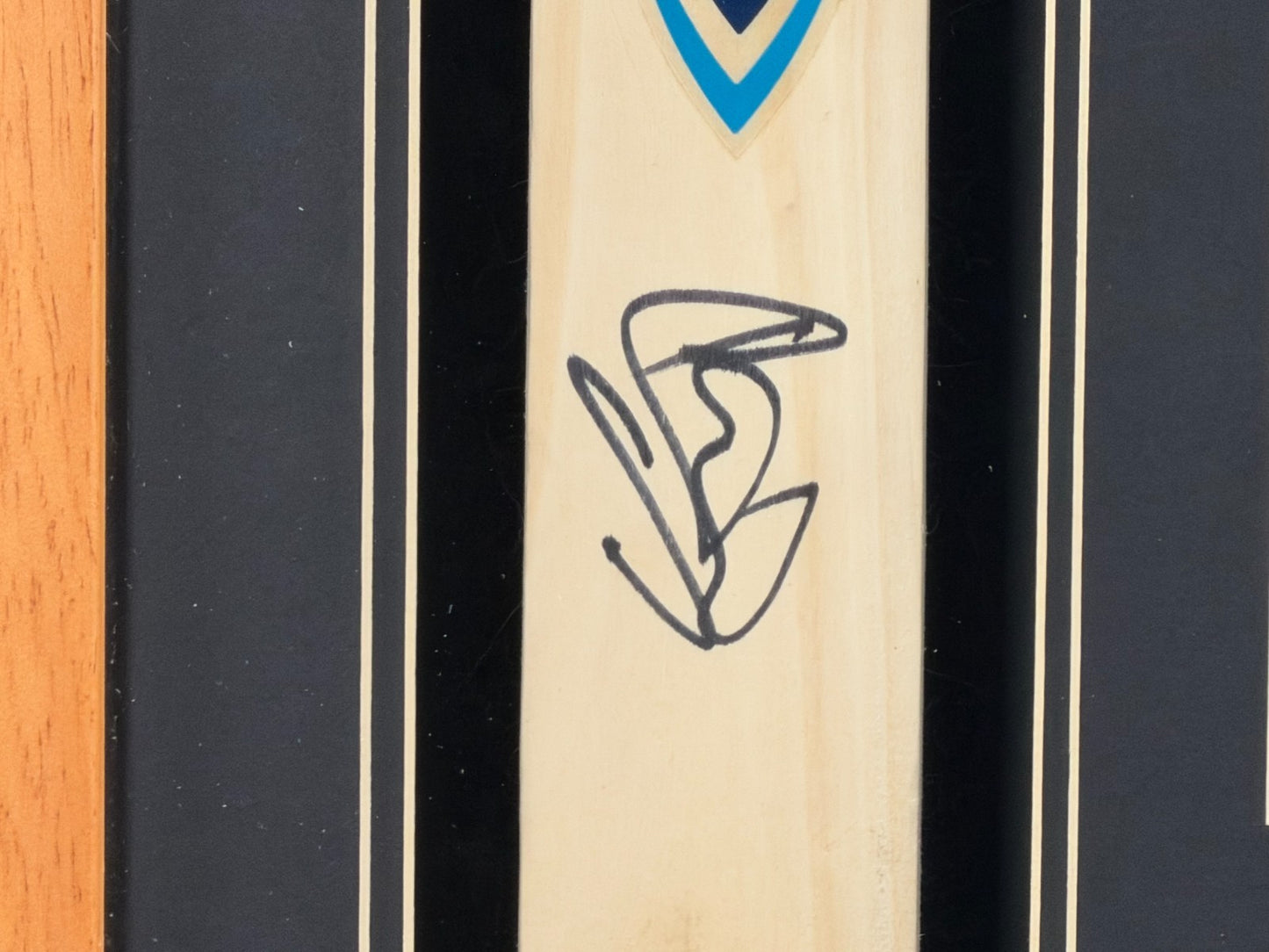 SIR IAN BOTHAM ENGLAND CRICKET SIGNED MEMORABILIA CRICKET BAT FRAMED WITH CoA