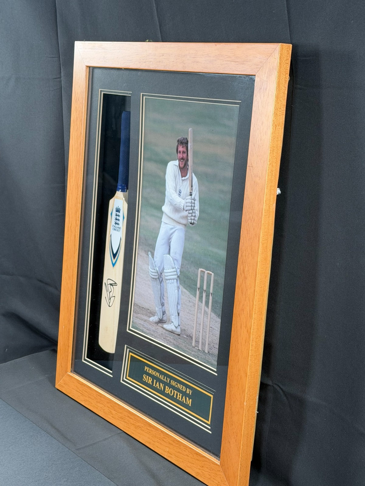 SIR IAN BOTHAM ENGLAND CRICKET SIGNED MEMORABILIA CRICKET BAT FRAMED WITH CoA