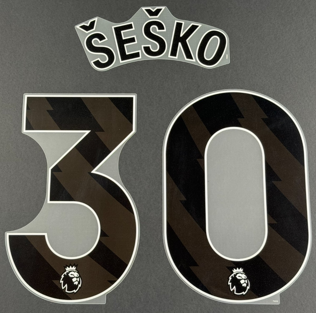 MAN UTD 2025  2026 SESKO 30 OFFICIAL AVERY DENNISON BLACK PLAYER SIZE SET
